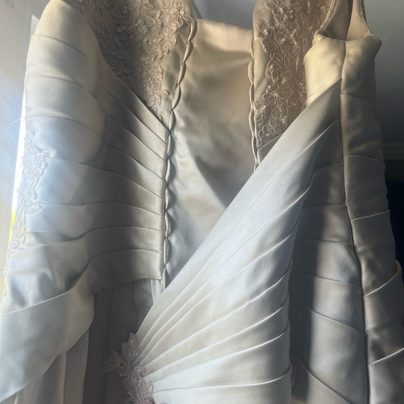 Ivory wedding dress. - Picture 2 of 8